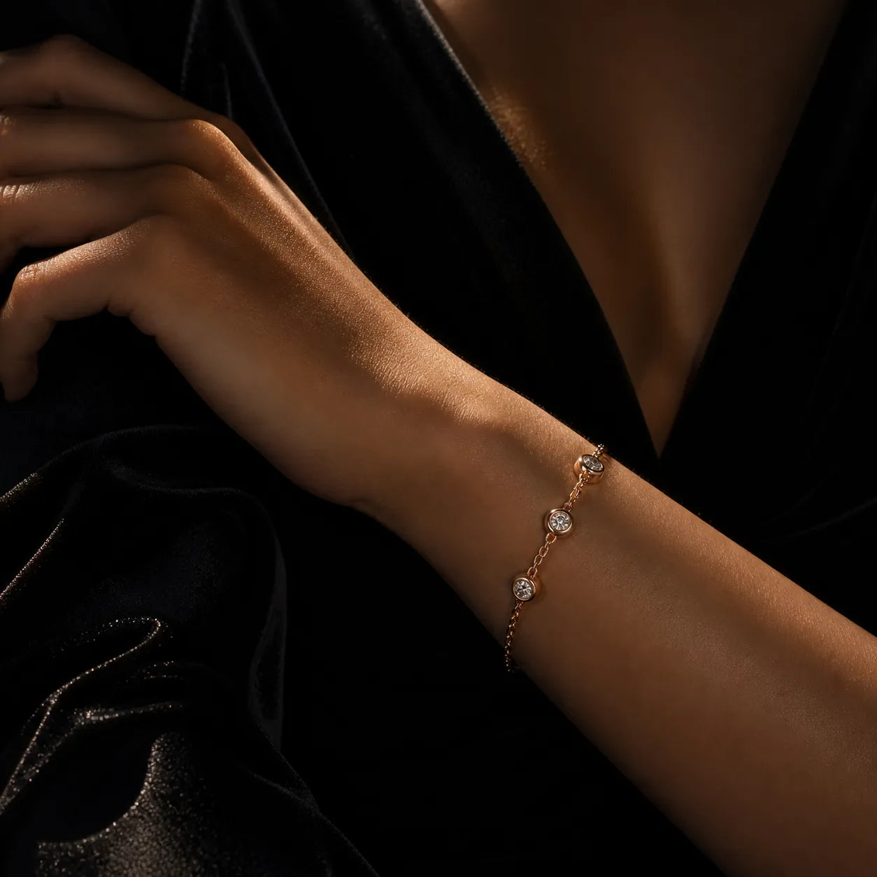 MUHUANG rose-gold bracelet with three diamonds worn on model’s wrist, accentuating refined and elegant style.