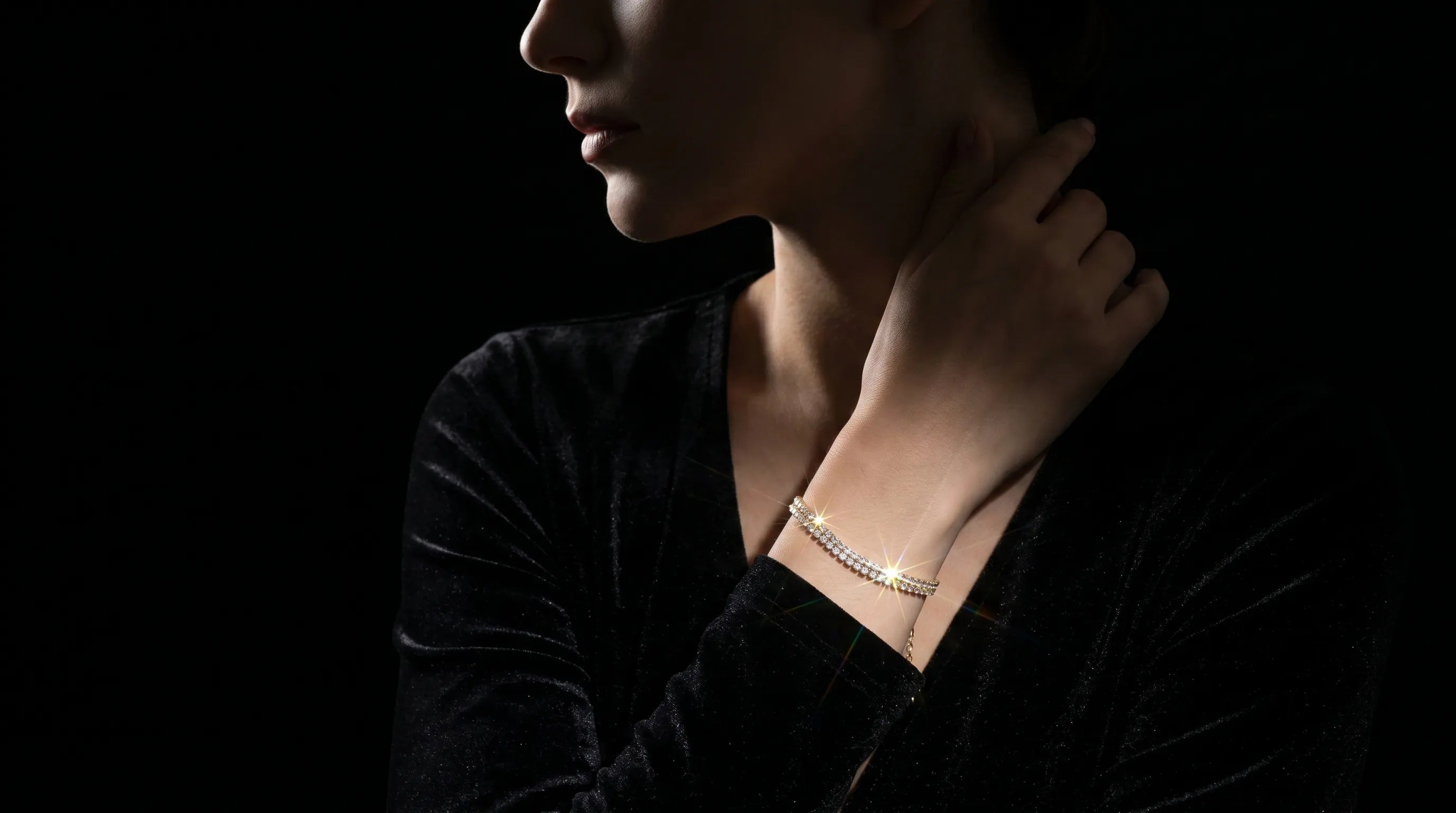 MUHUANG jewelry cinema style diamond bracelet on black velvet background
